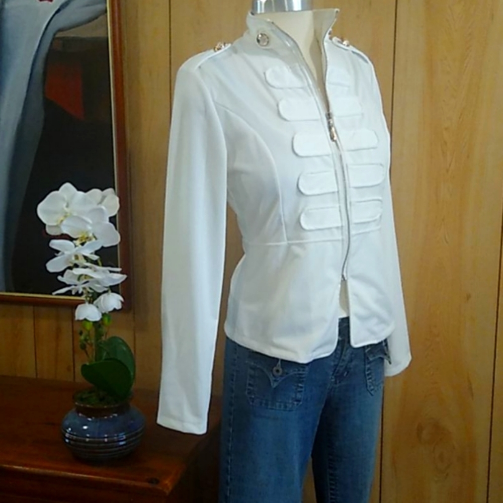 Women's stylish white top